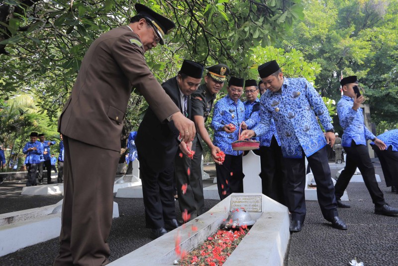IMG-peringati-hari-pahlawan-wali-kota-perintahkan-penataan-kawasan-taman-makam-pahlawan