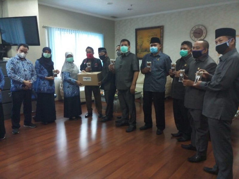 IMG-dprd-kota-tangerang-serahkan-sumbangan-ke-dua-rs