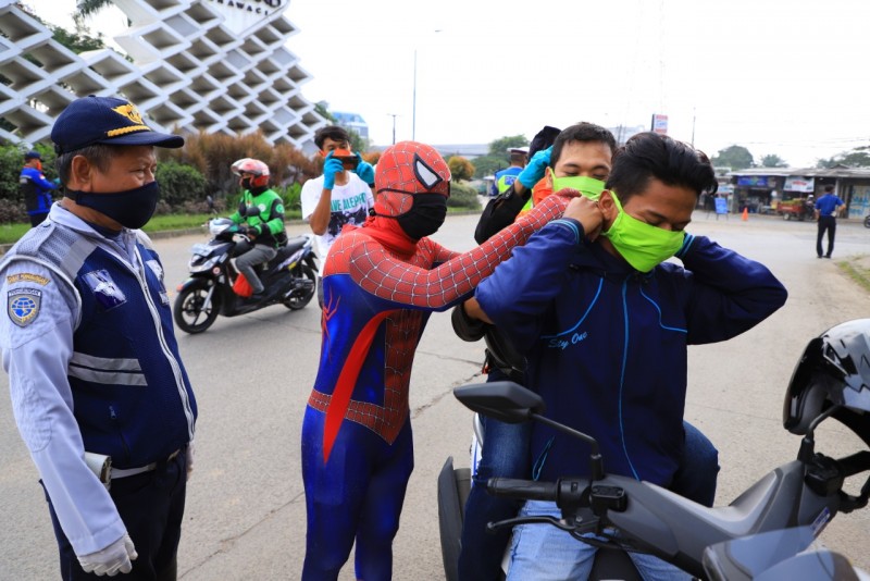 IMG-spiderman-bantu-petugas-tegur-warga-tak-patuh-psbb