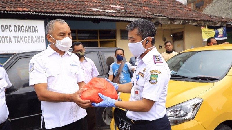 IMG-bantu-masyarakat-terdampak-corona-dishub-distribusikan-1107-paket-sembako