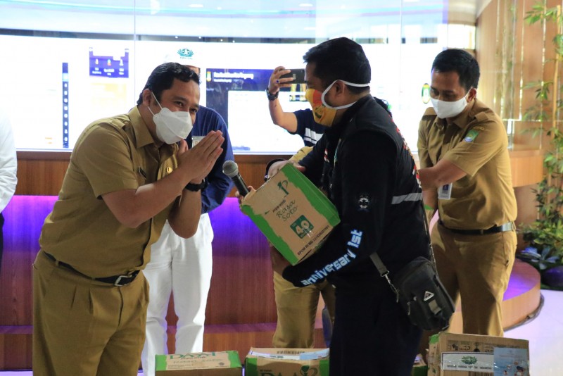IMG-bantu-warga-terdampak-covid-wali-kota-bersama-pegawai-sumbang-rp-1-89-miliar