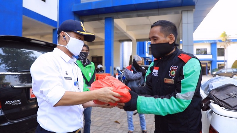 IMG-pemkot-distribusikan-452-paket-sembako-untuk-ojol