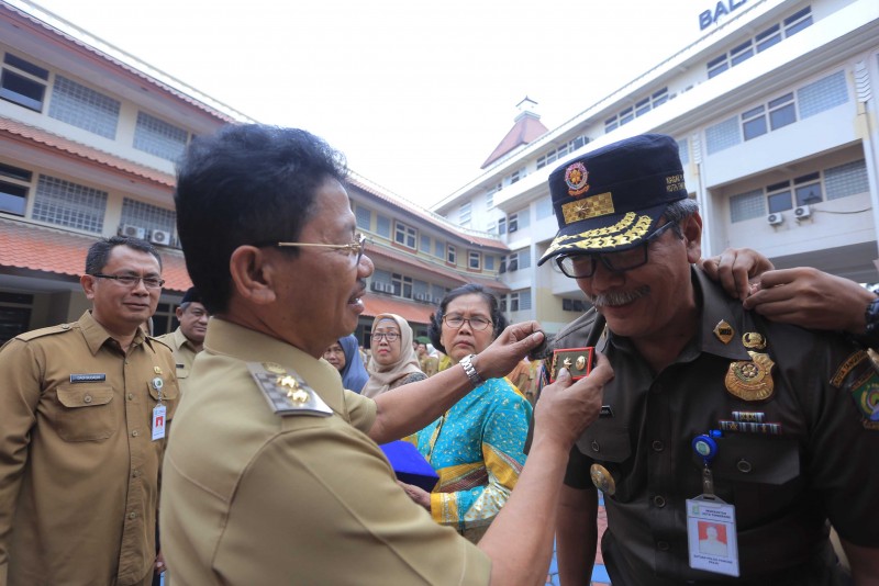 IMG-pimpin-apel-sachrudin-serahkan-sk-dan-piagam-untuk-pegawai