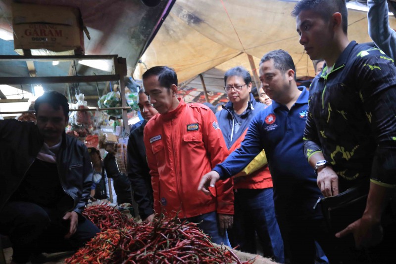 IMG-tiba-di-kota-tangerang-jokowi-bersama-wali-kota-blusukan-ke-pasar