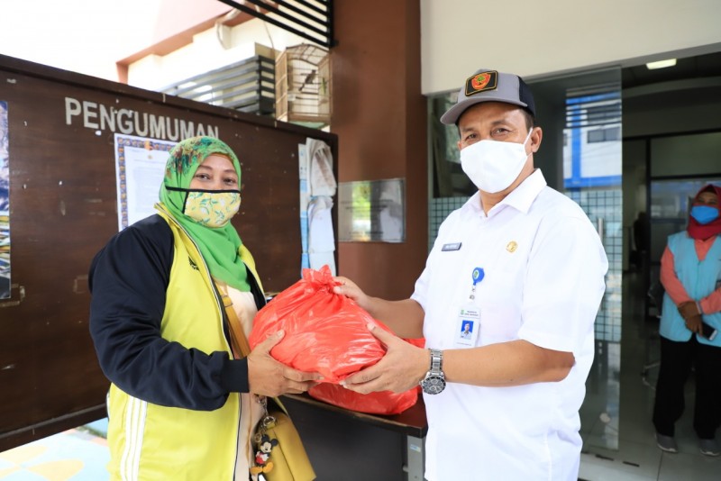 IMG-pemkot-salurkan-bantuan-pada-guru-ngaji