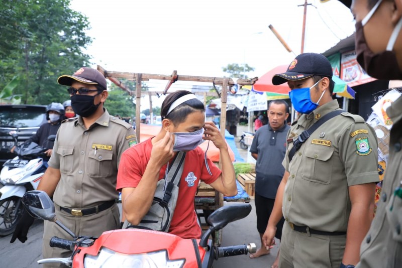 IMG-asn-ke-pasar-ingatkan-warga-patuhi-psbb