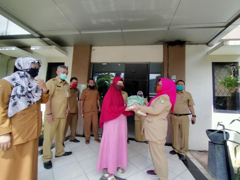 IMG-dinas-pendidikan-bagikan-5030-paket-sembako-untuk-guru-honorer