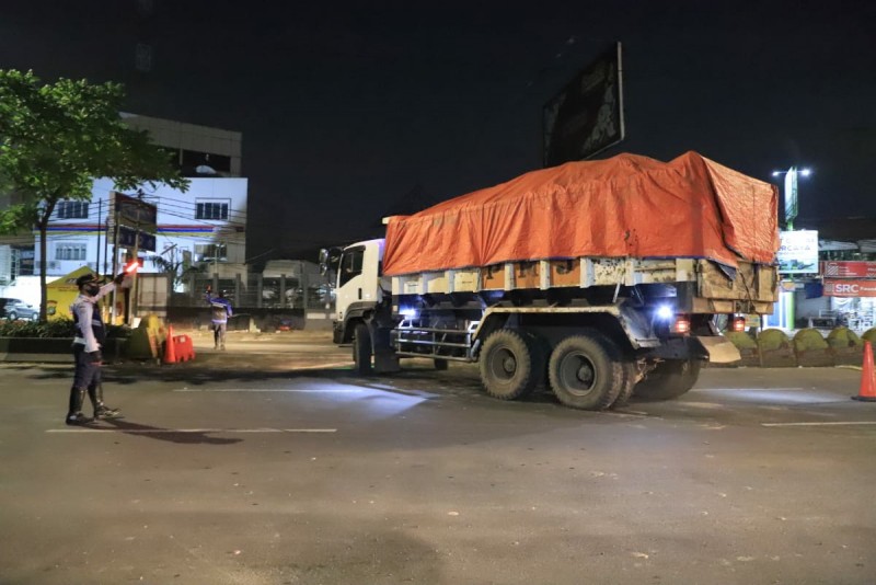IMG-di-titik-check-point-petugas-tindak-truk-truk-proyek