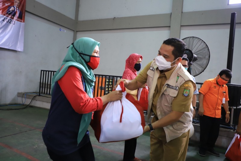 IMG-warga-terima-bantuan-paket-sembako