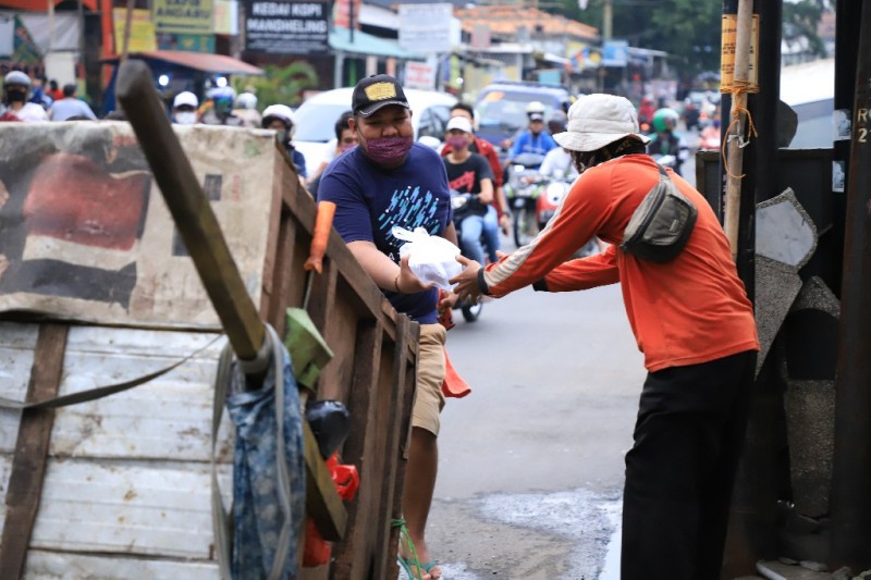 IMG-gotong-royong-ala-pemuda-di-tengah-pandemi