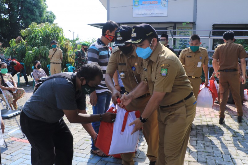 IMG-lakukan-percepatan-pemkot-distribusikan-12-451-paket-sembako-di-karawaci