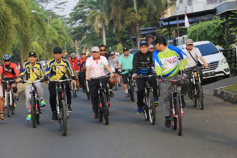 IMG-sambil-sepedaan-arief-cek-progres-pembangunan