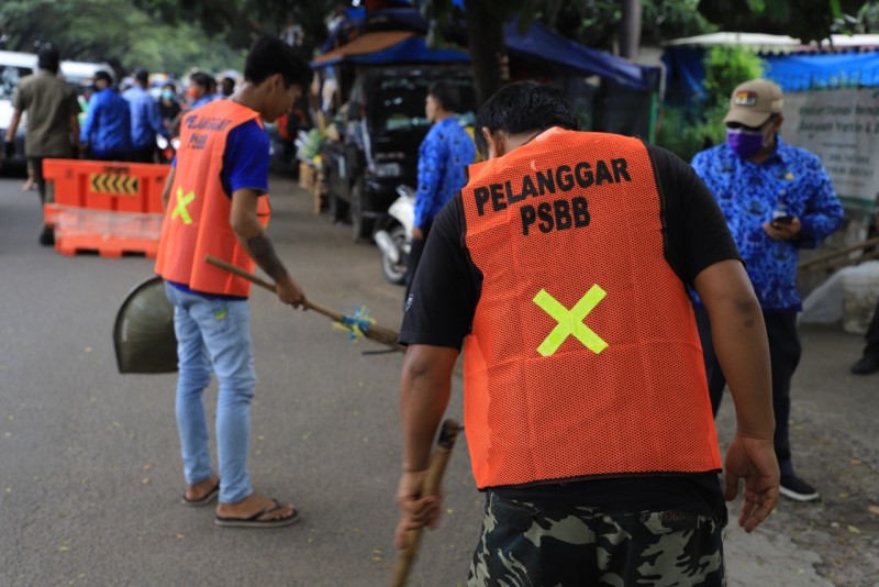 IMG-tak-pakai-masker-saat-psbb-siap-siap-menyapu-jalanan
