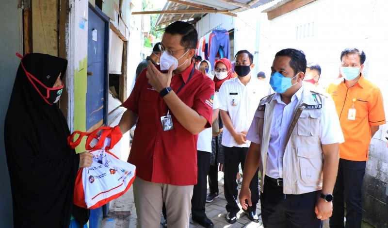 IMG-dampingi-mensos-wali-kota-salurkan-bantuan-sosial-presiden-tahap-iii