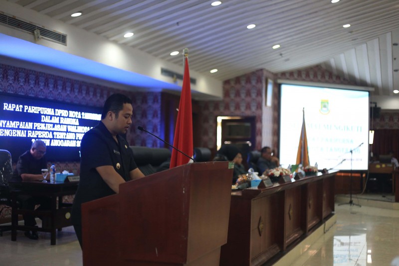 IMG-arief-sampaikan-penjelasan-tentang-raperda-perubahan-apbd-2018