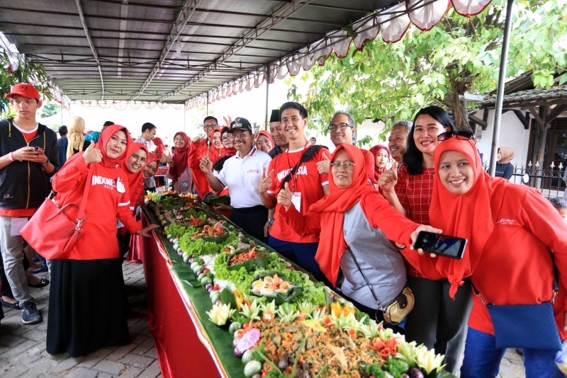 IMG-festival-nasi-liwet-cara-warga-pinang-griya-rayakan-hut-ri