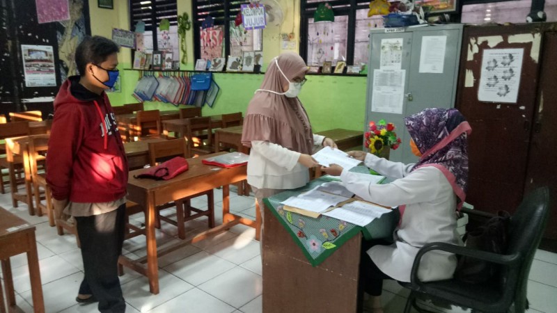 IMG-protokol-kesehatan-saat-pengambilan-soal-ujian-di-sekolah