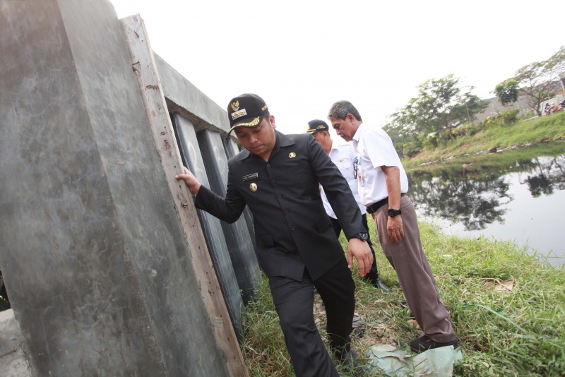 IMG-walikota-sidak-jembatan-total-persada-yang-rencananya-akan-dibangun