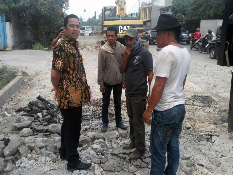 IMG-wali-kota-sidak-proyek-peningkatan-jalan-garuda