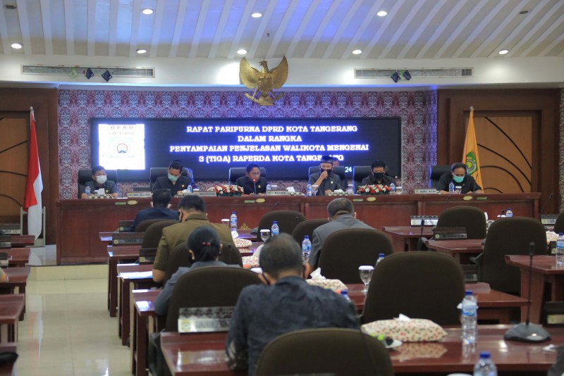 IMG-wali-kota-tangerang-sampaikan-penjelasan-tiga-raperda-pada-rapat-paripurna
