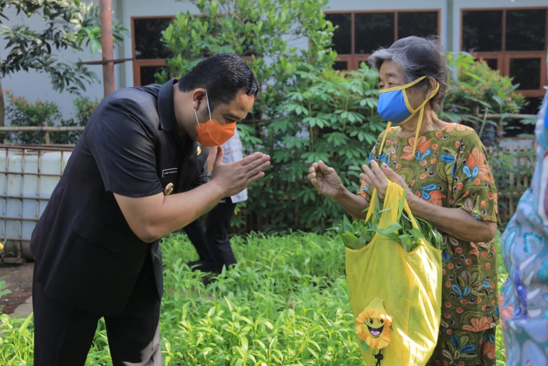 IMG-manfaatkan-lahan-kantor-jadi-kebun-dlh-bagikan-hasil-panen