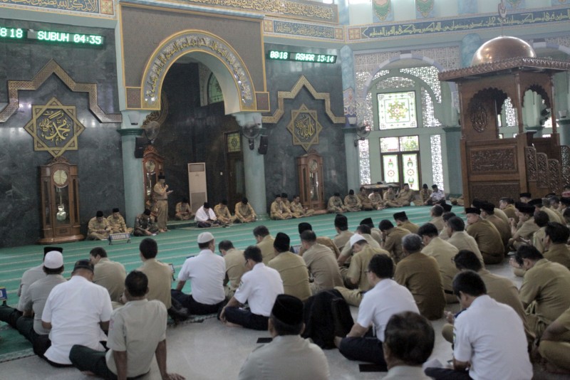 IMG-selama-ramadan-pegawai-pemkot-awali-hari-dengan-pengajian