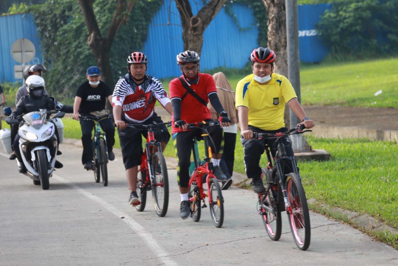 IMG-sambil-sepedaan-arief-cek-jalan-rusak-dan-beberapa-fasilitas-publik