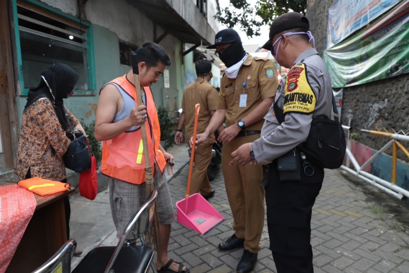 IMG-pemkot-gelar-operasi-aman-bersama-psbb-di-104-wilayah