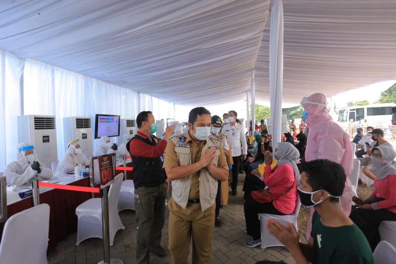 IMG-ratusan-warga-cibodas-ikuti-rapid-test-dan-swab-test-massal
