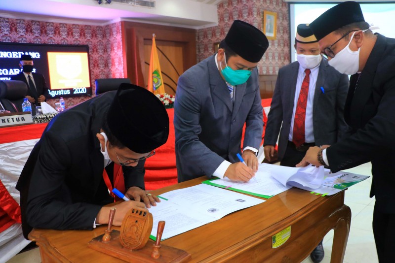 IMG-arief-bersama-dprd-kota-tangerang-sepakati-kua-ppas-apbd-perubahan-2020