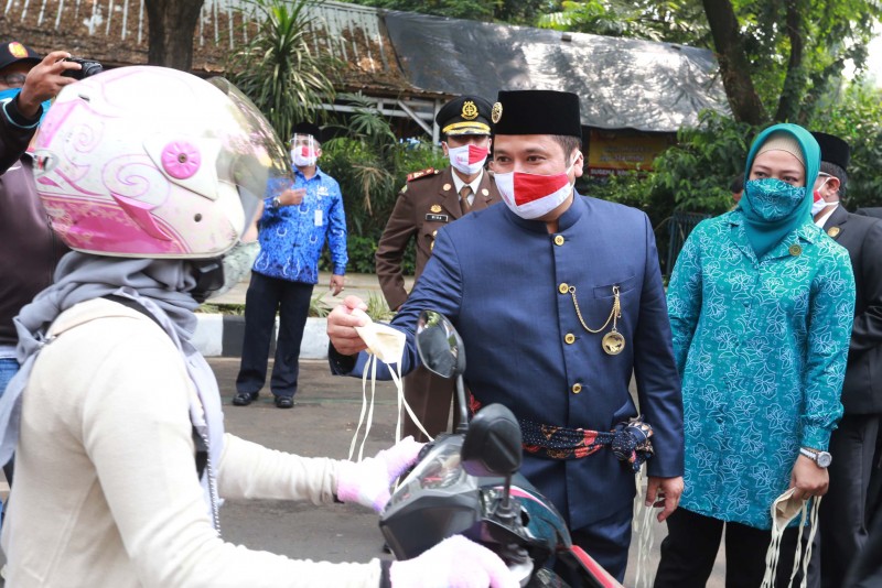 IMG-gebrak-masker-pemkot-bagikan-10-000-masker-untuk-pengguna-jalan