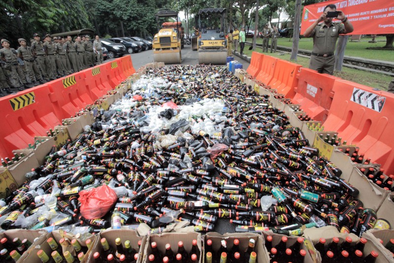IMG-pemkot-tangerang-musnahkan-7-148-botol-miras