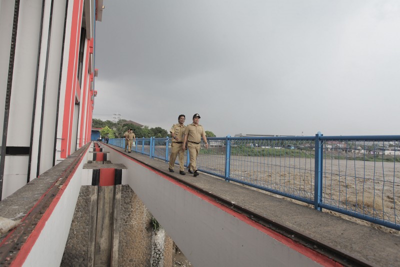 IMG-antisipasi-banjir-wali-kota-tangerang-ngecek-pintu-air-10