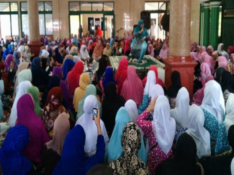IMG-hj-aini-suci-hadiri-pengajian-fku-tangerang