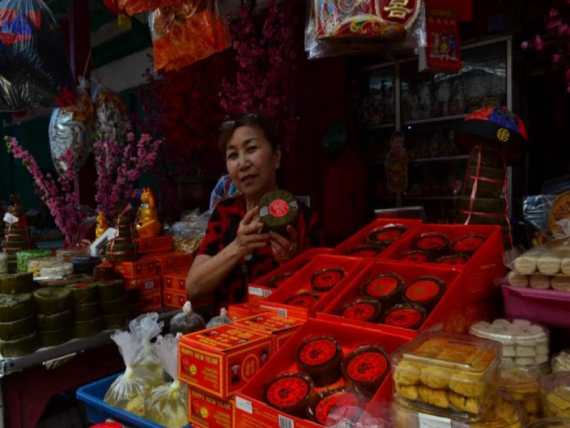 IMG-cicipi-manisnya-kue-keranjang-di-pasar-lama