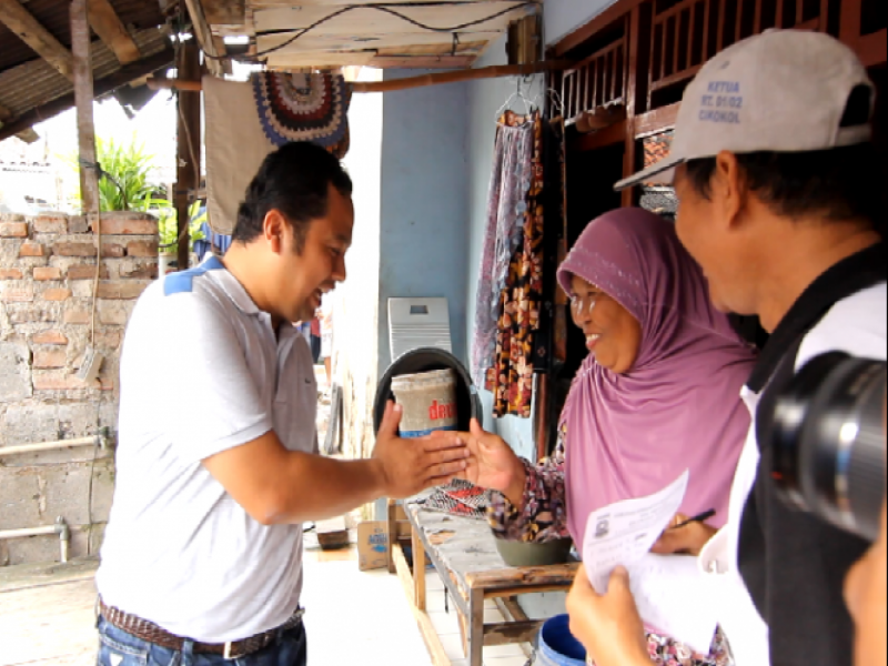IMG-warga-terharu-terima-bingkisan-sembako-program-tangerang-bersedekah