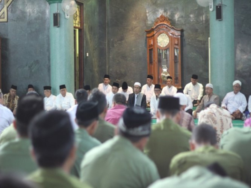 IMG-masjid-raya-al-azhom-bergema-masyarakat-kota-tangerang-berzikir