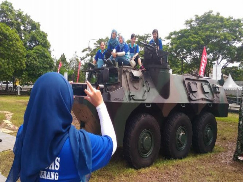 IMG-asiknya-foto-dan-berkeliling-di-tangerang-expo-dengan-panser-anoa