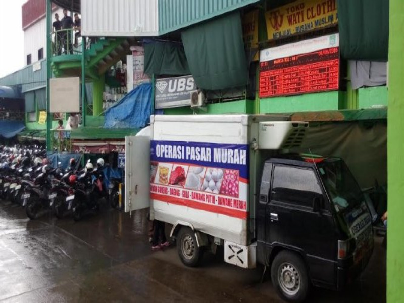 IMG-operasi-pasar-daging-di-pasar-anyar-diserbu-warga