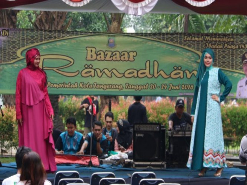 IMG-fashion-show-meriahkan-pembukaan-bazaar-ramadhan-2016