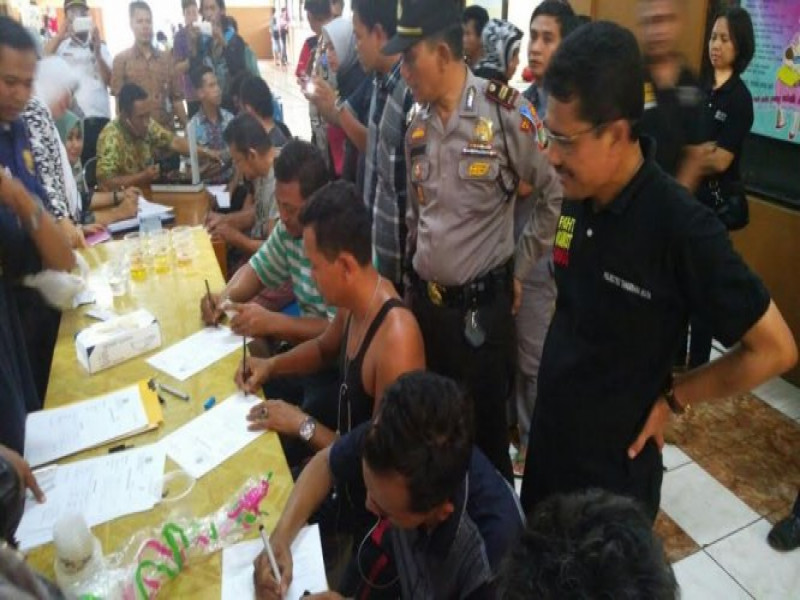 IMG-sopir-bus-terminal-poris-plawad-dites-urine