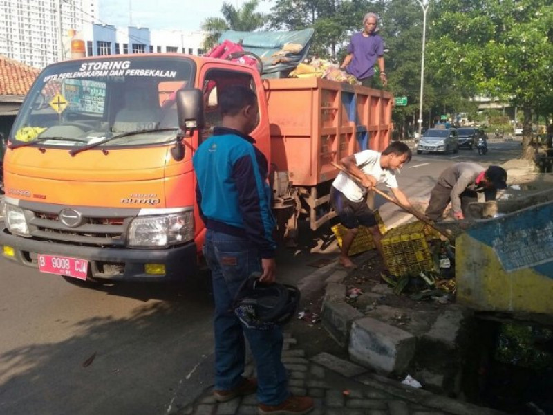 IMG-libur-lebaran-petugas-kebersihan-tetap-bekerja