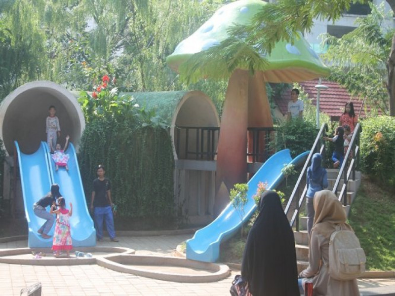 IMG-liburan-anak-anak-asyik-bermain-prosotan-di-taman-potret
