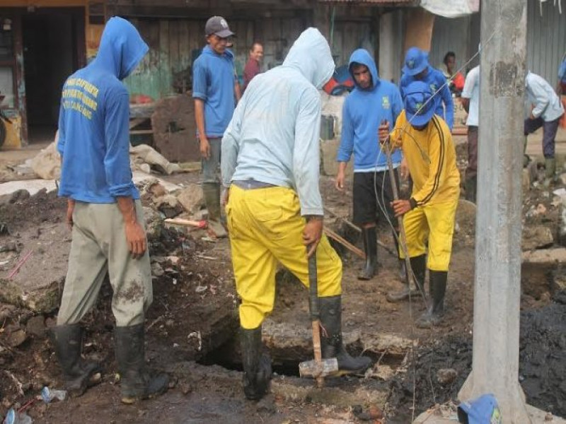 IMG-dinas-cipta-karya-normalisasi-saluran-drainase-di-pasar-anyar