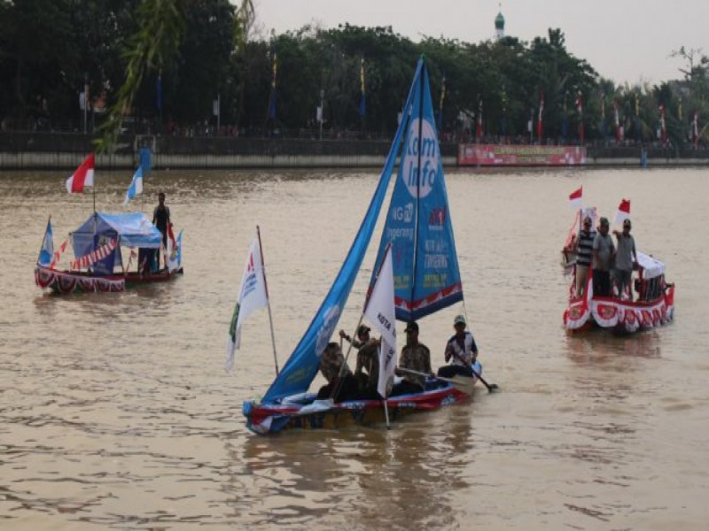 IMG-perahu-hias-pukau-pengunjung-festival-cisadane