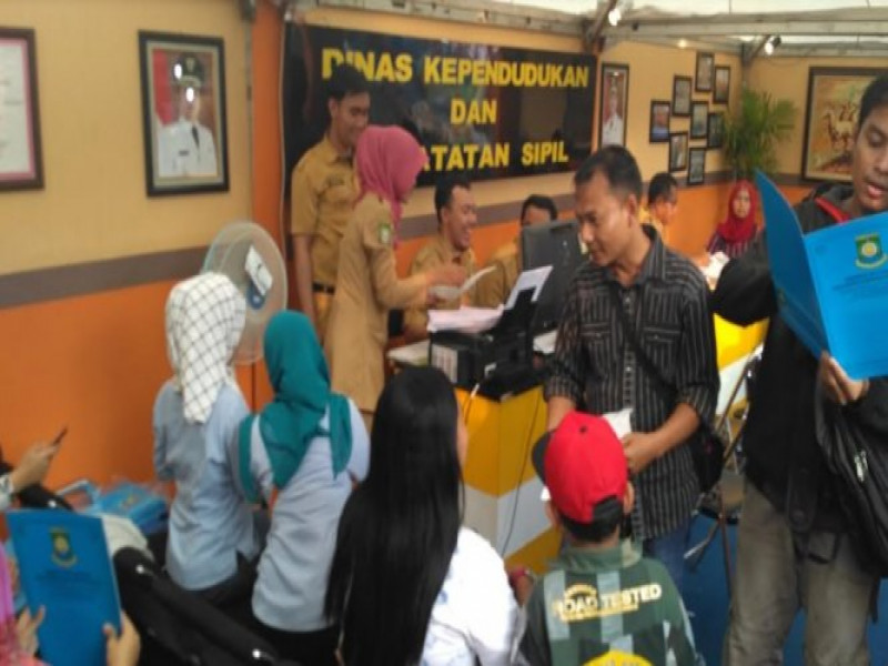 IMG-stand-pelayanan-administrasi-kependudukan-dinas-kependudukan-dan