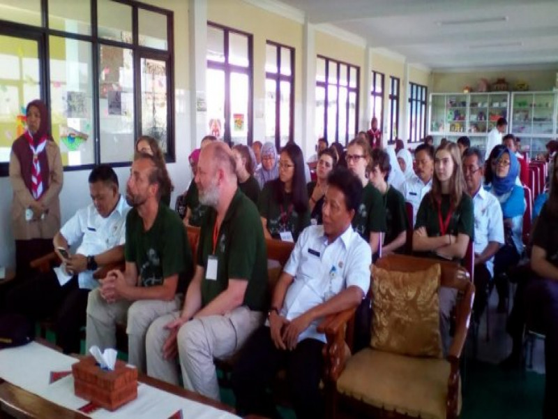 IMG-siswa-sint-maartes-collage-belanda-terkesan-kebersihan-sdi-al-ikhlas-cipondoh