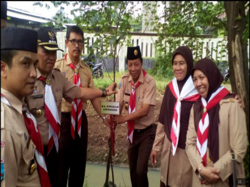 IMG-pramuka-cipondoh-tanam-pohon-di-pinggir-kali-irigasi
