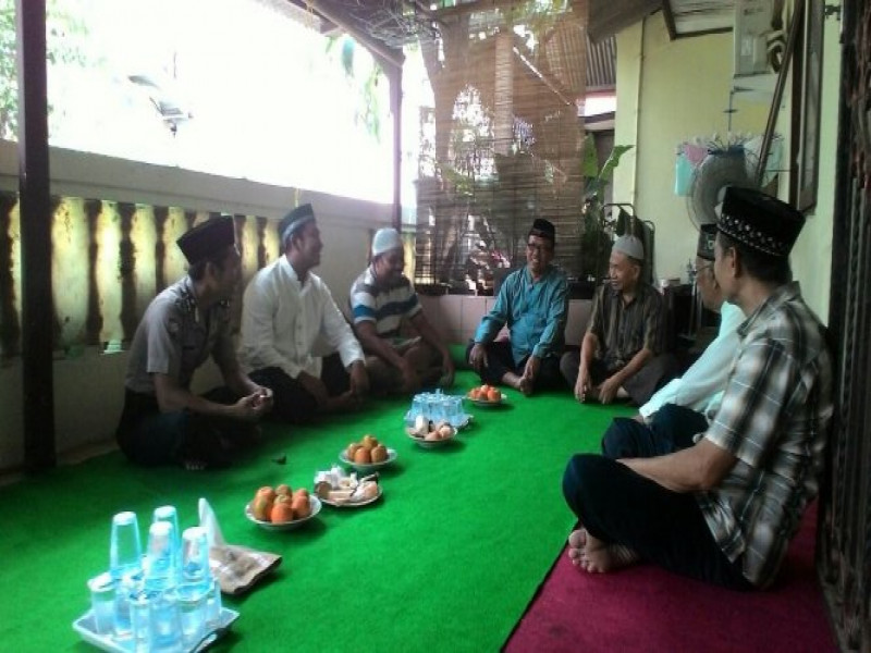 IMG-saat-tasyakuran-bhabinkamtibmas-kelurahan-pajang-polsek-benda-tangerang-kota-sampaikan-pesan-kamtibmas