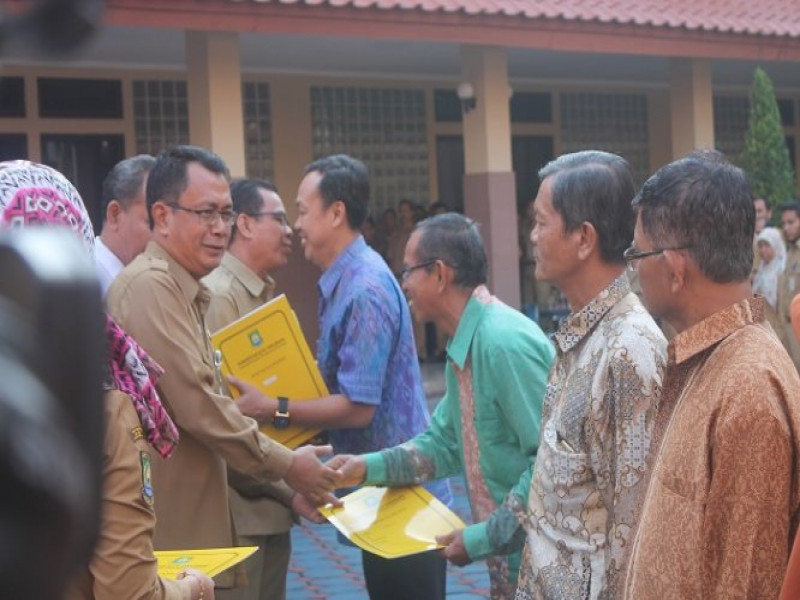 IMG-sekda-serahkan-sk-pensiun-kepada-10-pegawai